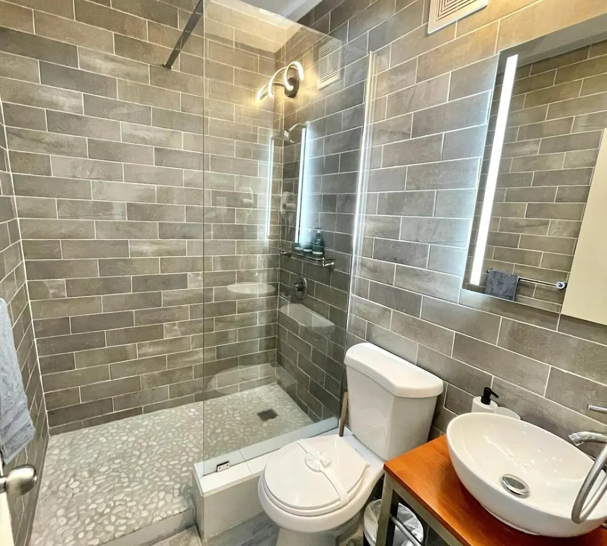 Kikita Beachfront Condo With Pool Dorado Apartment